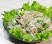 Как приготовить салат с солеными грибами: простые рецепты
